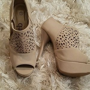 New laser cut tan heels size 7